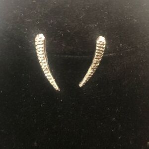 pierced earrings silver tone mint mongoose 3/4 inch metal